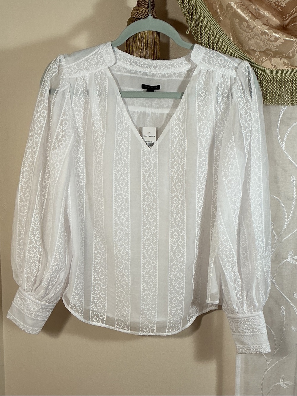 NWT Ann Taylor Women’s White Lace Embroidered Floral Striped V-Neck Blouse Sz S